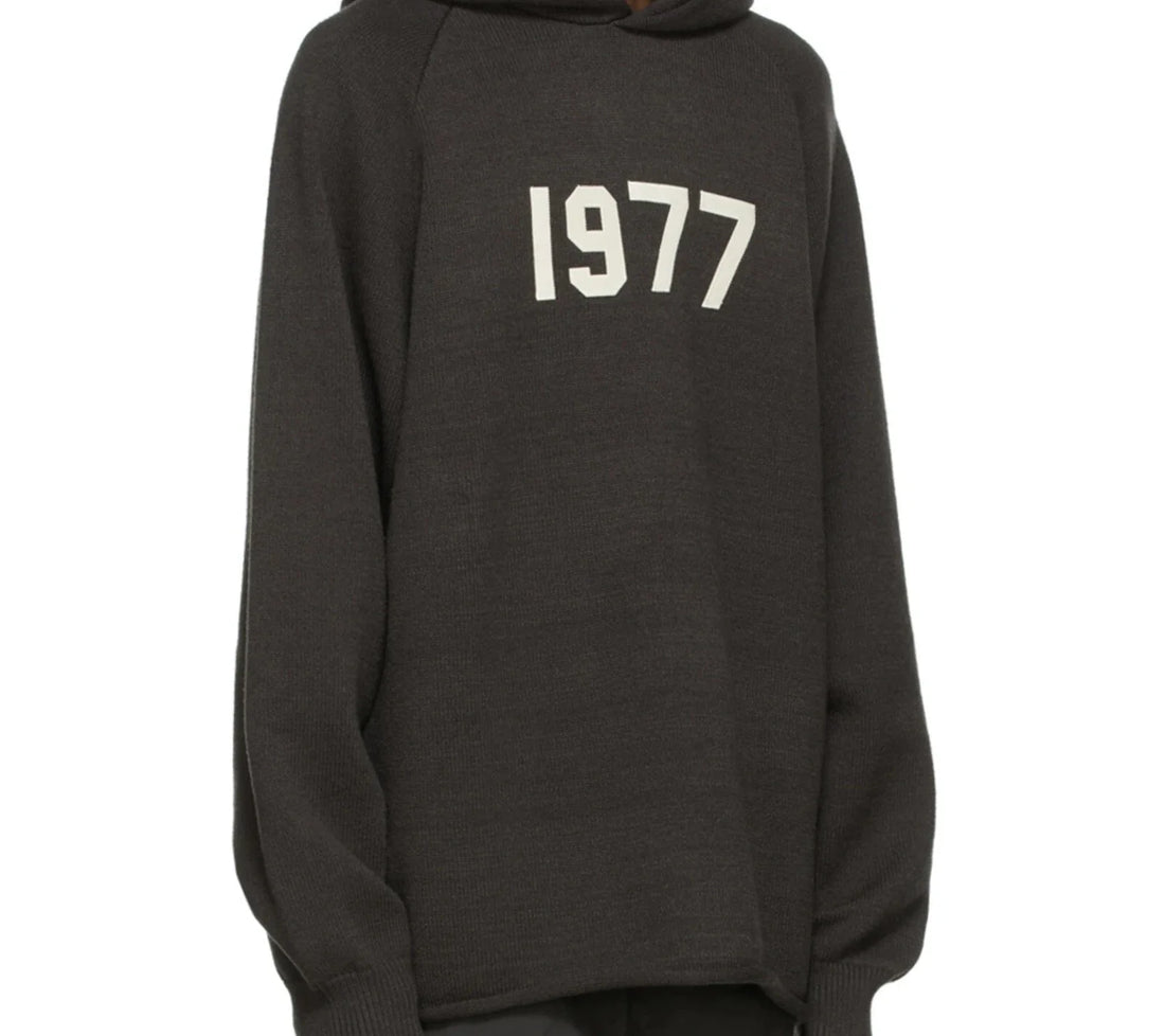 oversized black hoodie streetwear outfit with joggers style